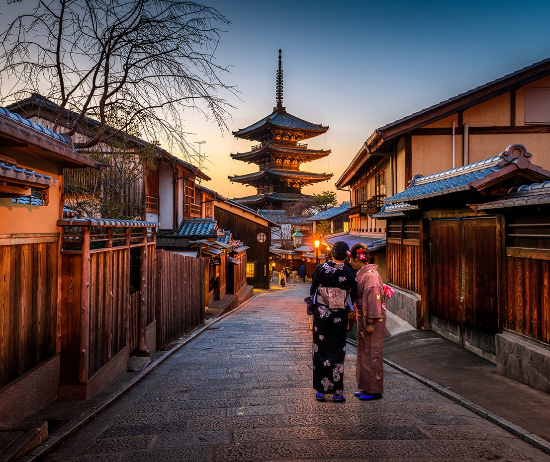 Day 7 - Japan Kyoto - geishas with temple